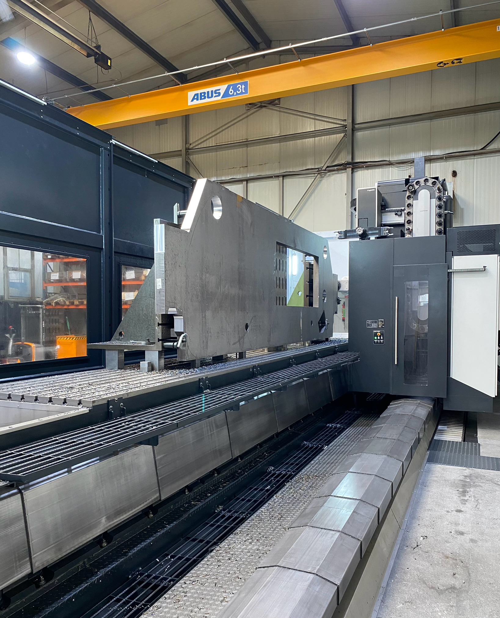 CNC-Fräsen eines Großbauteils auf Portalfräsmaschine – präzise Bearbeitung, Siegen/Westerwald/Siegerland Großteil auf CNC-Bohrwerk: Planfräsen und Bohrbilder, montagefertige Oberfläche Maschinenbett beim CNC-Fräsen: stabile Aufspannung, dokumentierte Qualität Aluminium-Großplatte in der Fräsbearbeitung – Taschen, Konturen, Fasen Edelstahl-Gestell auf der Portalfräse – Maßhaltigkeit und Messprotokoll inklusive